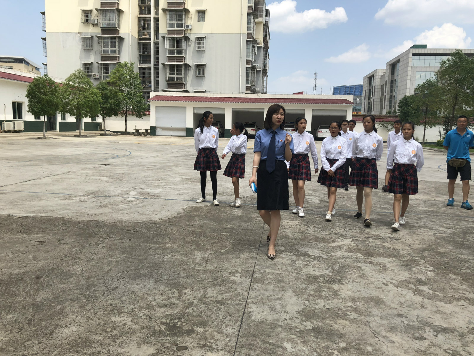 未检干警带领学生参观检察院